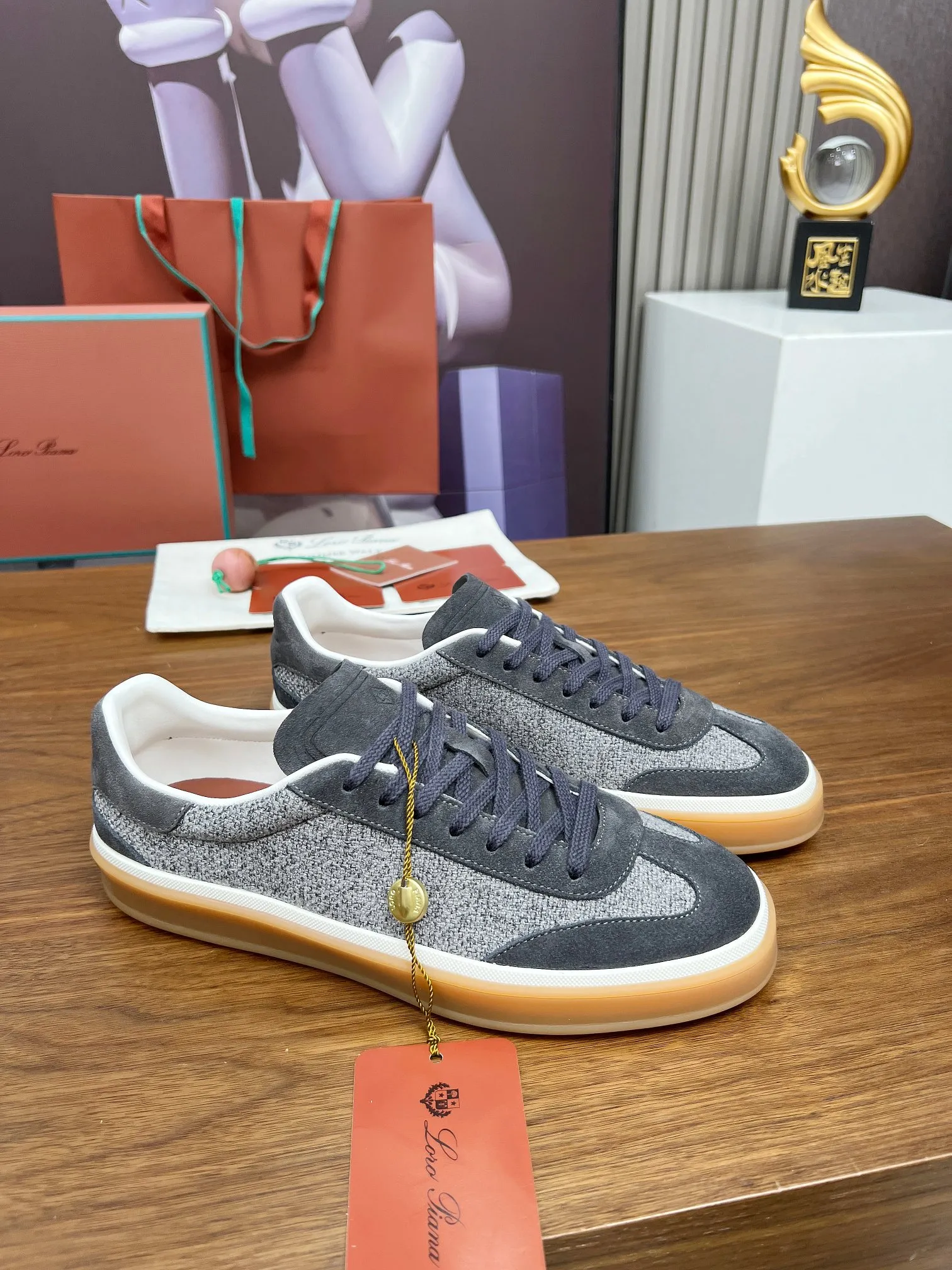 👟👟Ex-factory price 540👟👟Male code +10 purchasing agent grade, high version🦅⛳️Italy [Loro Piana] Tennis walk series LP couple moral training shoes casual sports shoes sneakers🎁🎁 Original purchase development and production This new suede tennis shoe adopts ultra-low design, suitable for wearing all year round👫👫 The wrapped sole creates an effortlessly attractive color combination that harmoniously blends functionality with understated style, making it the ideal shoe for urban wear. Soft calfskin tongue with Kummel color insert at the heel, cotton lace upper with embossed LP logo, cowhide suede sole, rubber-lined calfskin ✦ Upper: special linen ➕ eco-friendly cowhide ✦ lining: cowhide lining ➕ cowhide insole ✦ sole: original molded TPR ultra-light outsole ✦ packaging: original complete package ✦Female size: 35--40 ✦Male size: 39--45